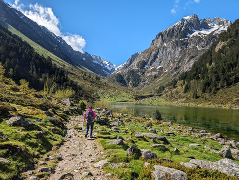 Randonnée vers le lac de Suyen dans le Parc national des Pyrénées Françaises.