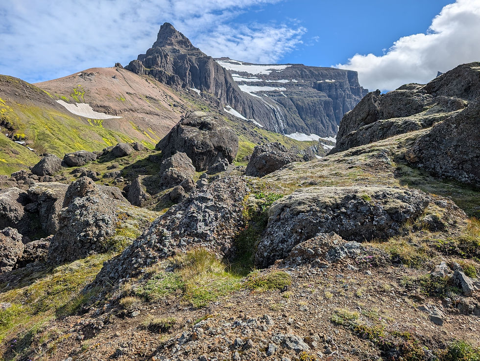 Superbe paysage de montagnes de la randonnée vers du lac Storurd en Islande
