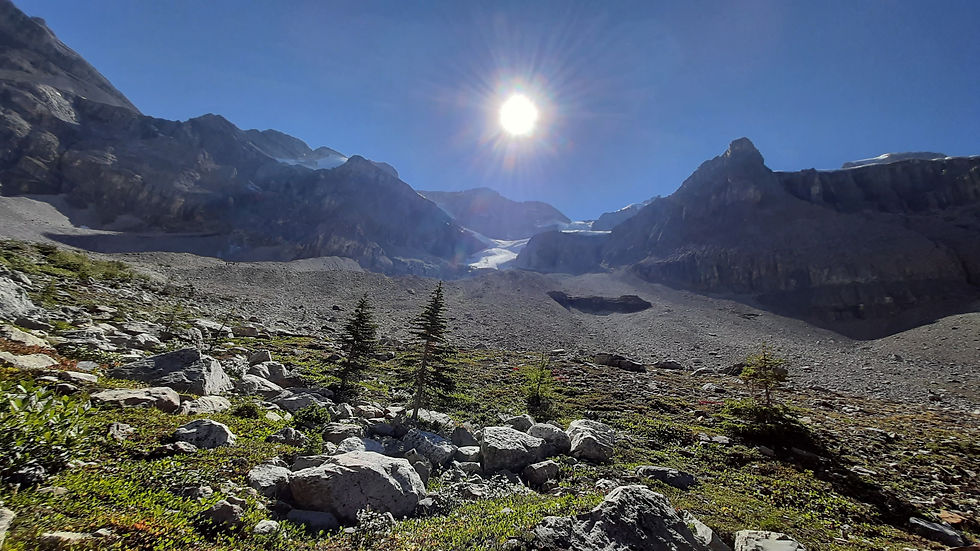 Le glacier Stanley à contrejour dans les Rocheuses canadiennes.