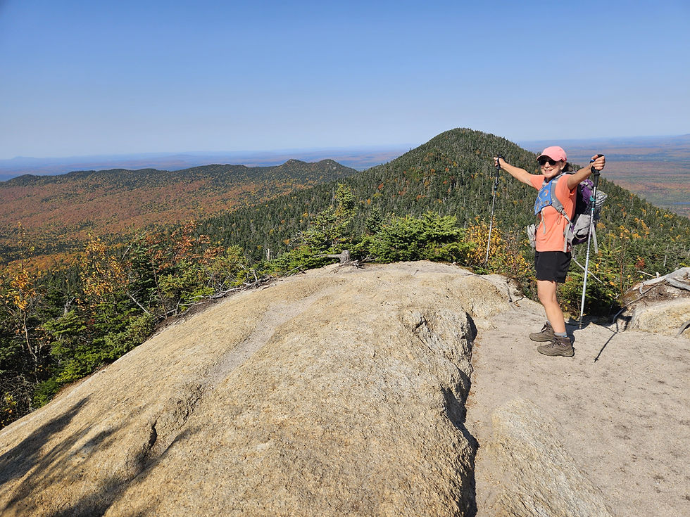 Manon Marchand au Pic des Crépuscules sur la randonnée du Mont Saint-Joseph dans le Parc national du Mont Mégantic au Québec.
