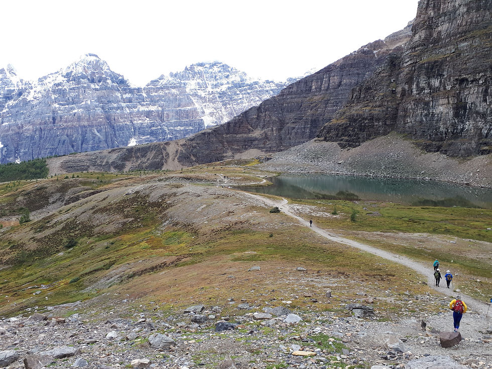 Vue sur le lac Minnestimma depuis le sentier menant au col Sentinel