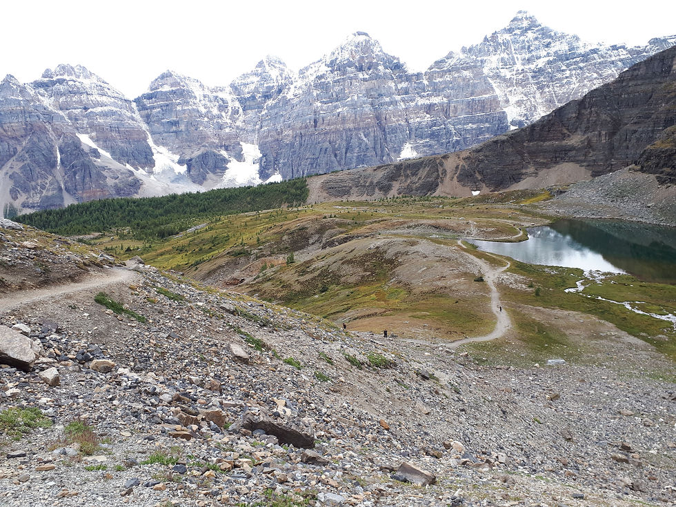 Vue sur le lac Minnestimma et les 10 pics depuis le sentier menant à Sentinel Pass