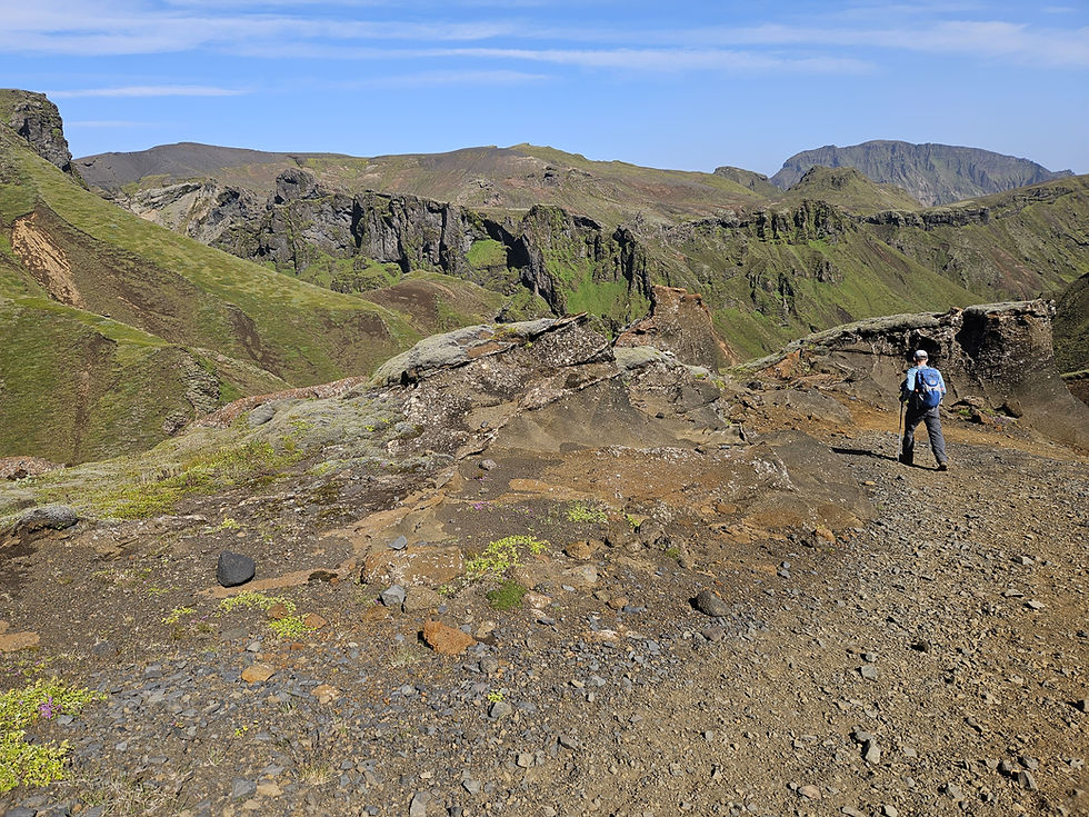 Randonneur marchant dans le merveilleux paysage rocheux tout près du Huldujökull panoramic view à Pagkil en Islande