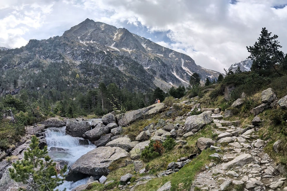 Cascade de la gave du Lutour sur le sentier vers le refuge d'Estom dans les Pyrénées françaises.