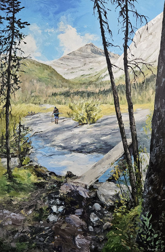 Toile montrant un randonneur venant de traverser un petit pont en route vers une haute montagne.