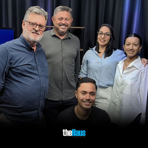 Equipe reunida em estúdio de podcast profissional da theHaus em Sorocaba