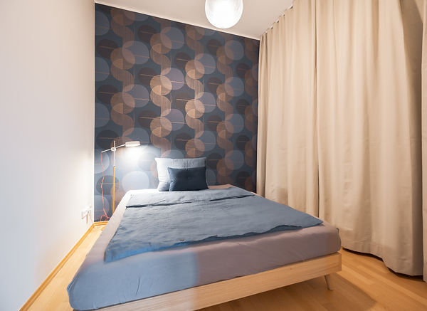 Schlafzimmer Tapete blau Vorhang Kleiderschrank kleines Schlafzimmer gut genutzt