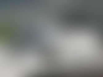 ClearOne ağız duşu banyo lavabosunun yanında duruyor.