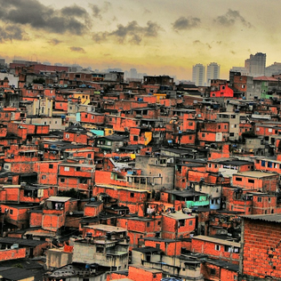 Brasil em 2022: o cenário das favelas e comunidades urbanas