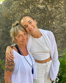 sheila y karmeta en un retiro de yoga y coaching