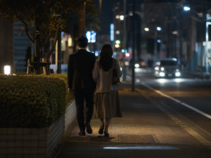 松戸市での浮気調査 夜の外出先で女性と会う男性