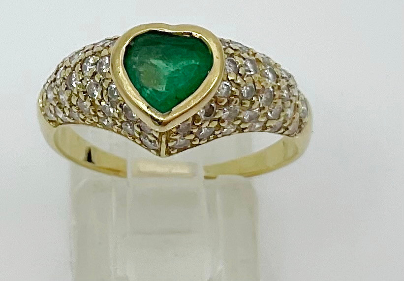 18CT Y/G EMERALD & DIAMOND HEART RING