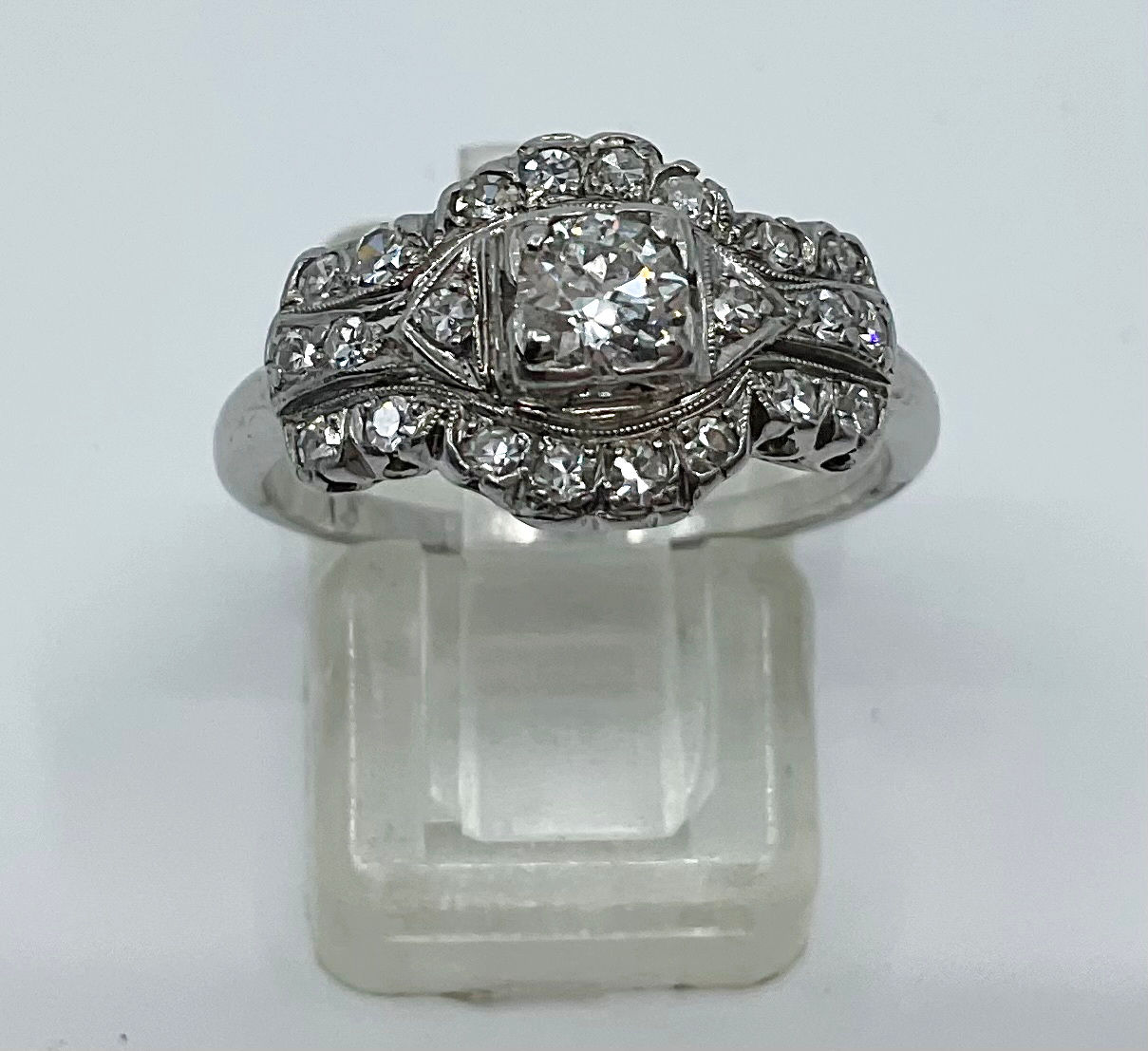 14CT WHITE GOLD 25 STONE DIAMOND RING