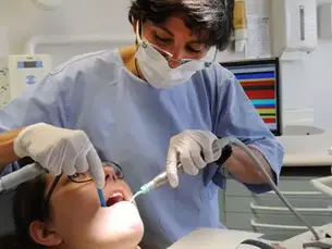 Enquête ouverte après le décès d'une patiente soignée dans un cabinet dentaire à bas coût