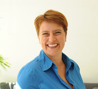 Antonia Thönißen lächelt in die Kamera – Gründerin der Agentur Kinderstimme, Begleiterin junger Sprecherinnen und Sprecher.