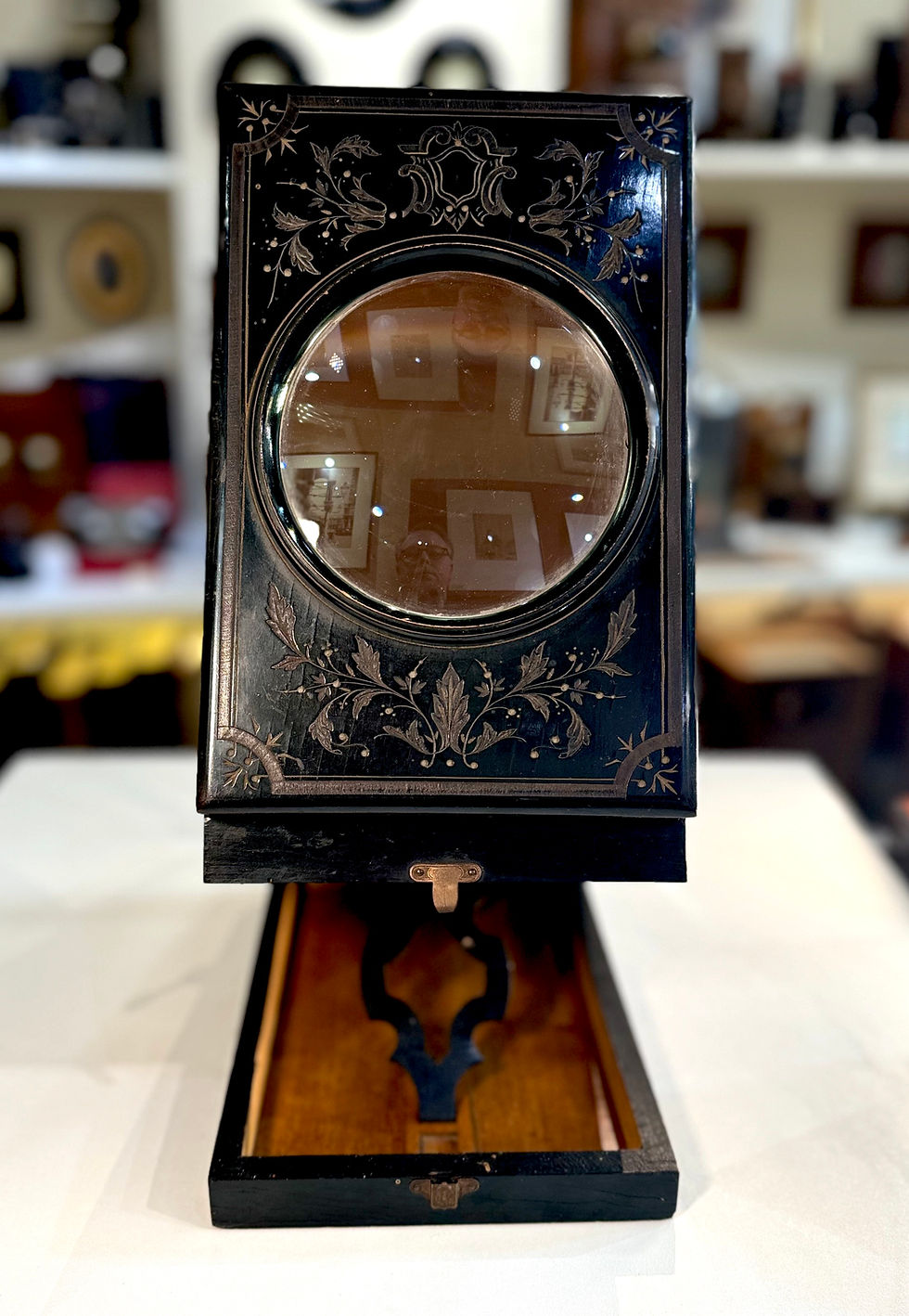 Graphoscope mono en bois noirci à décor de rinceaux et feuilles