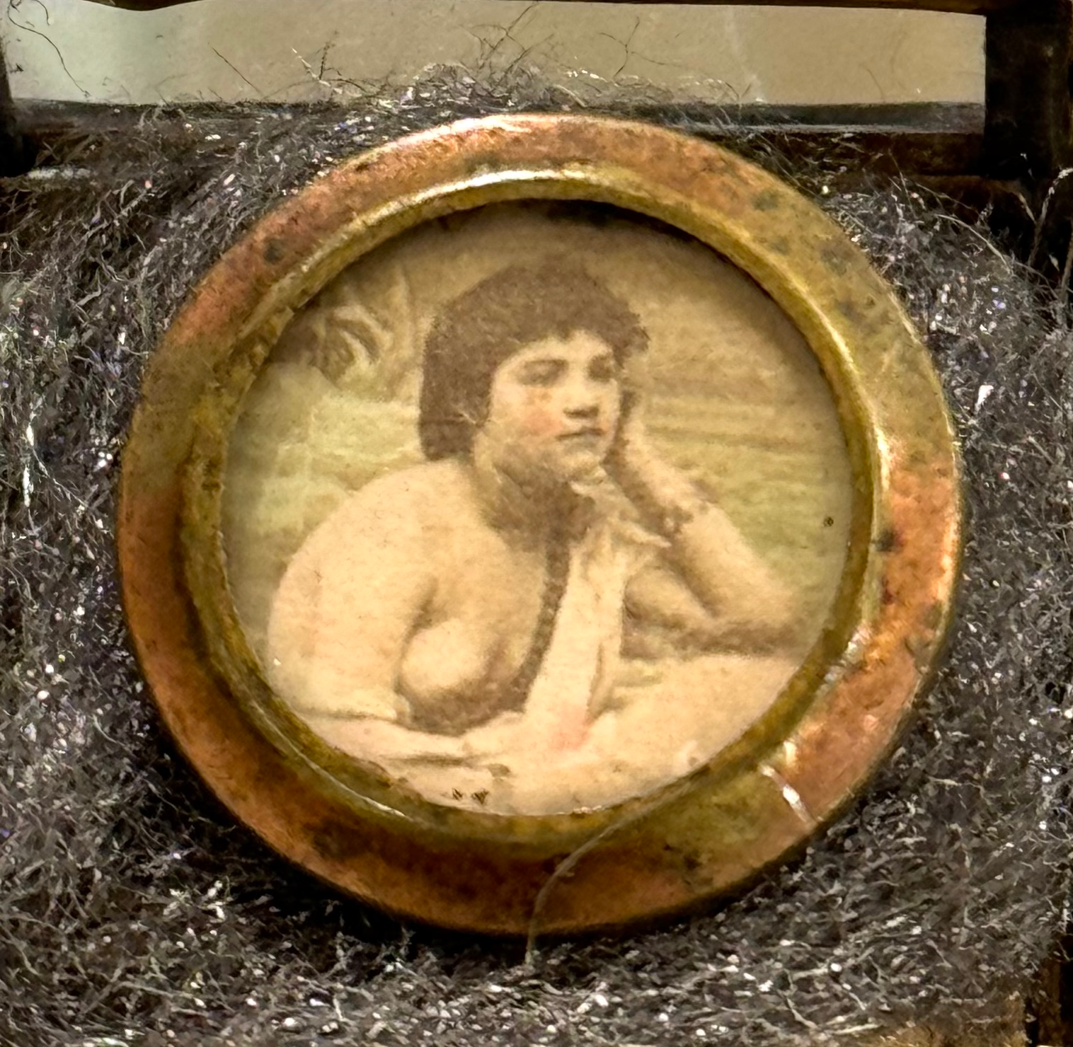 Portrait colorisé d'une femme au sein nu