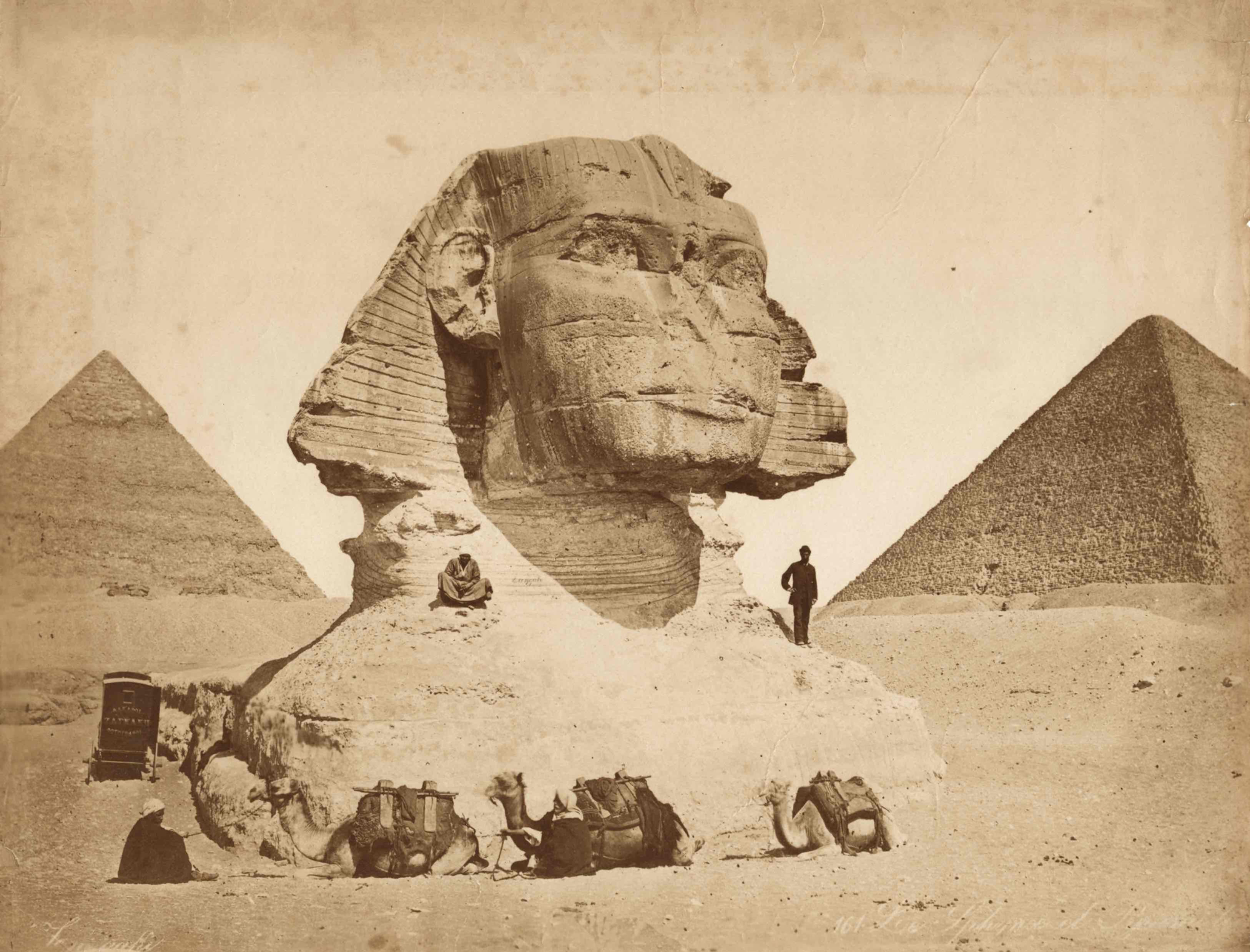 ZANGAKI Frères (actifs 1860-1890) Autoportrait sur le sphinx, Egypte circa 1870