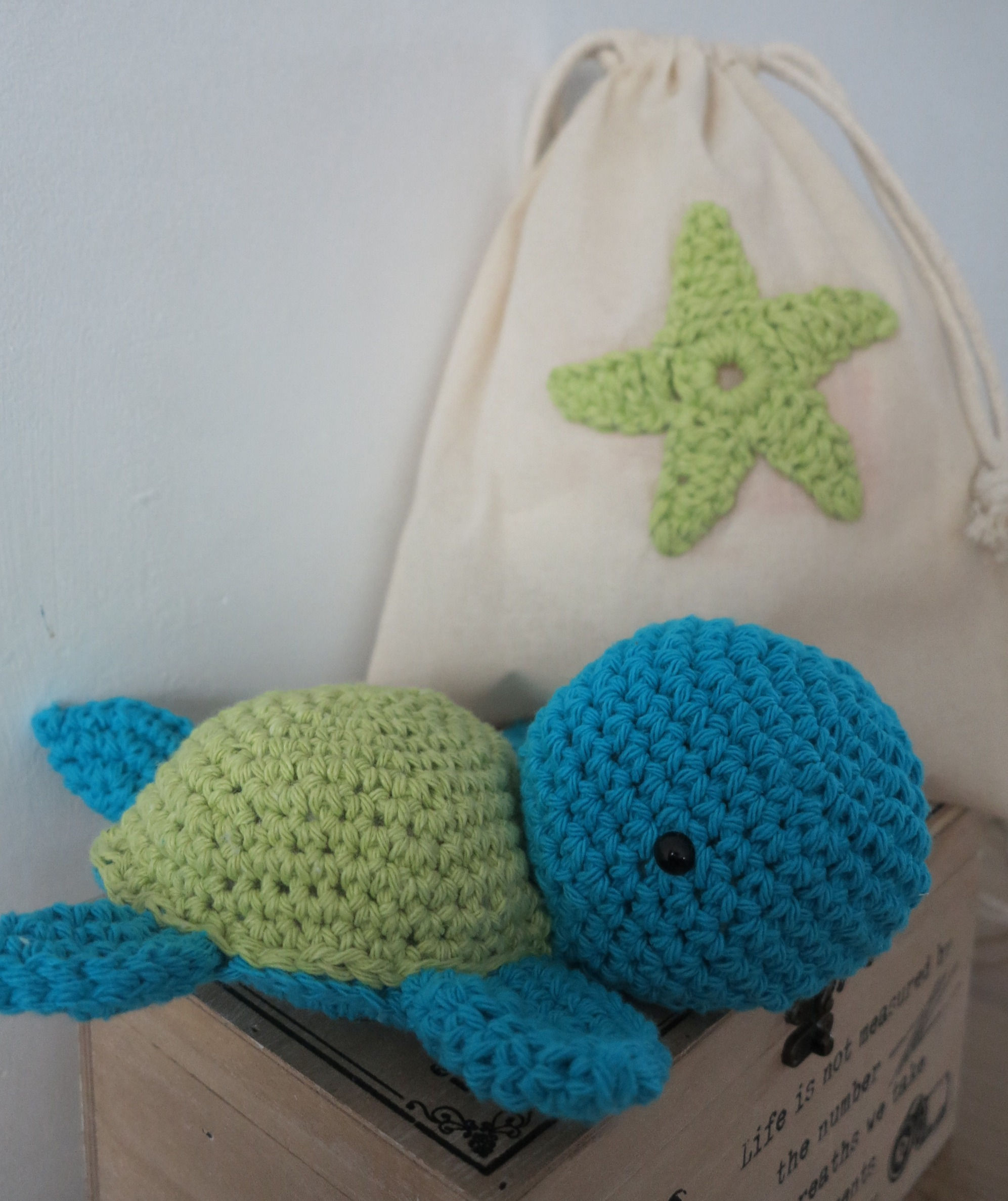 Tortue en crochet et sa pochette en tissu