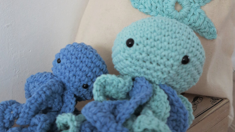 Pochette En Tissu Maman Pieuvre Et Son Bebe En Crochet L Atelier D Alonael Pochette En Tissu Maman Pieuvre Et Son Bebe En Crochet L Atelier D Alonael
