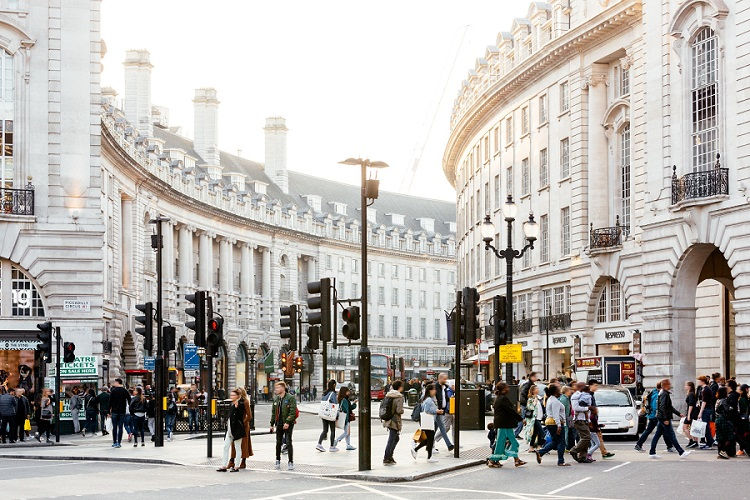 Prikaz grada Londona sa objektima i pješačkom zonom, te gradskim životom. Foto od Eminent Atelier