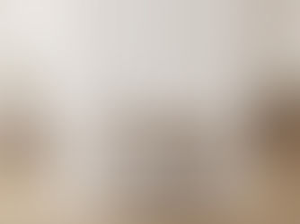 Ugodan i minimalističan dizajn sa toplim tonovima drvenog poda