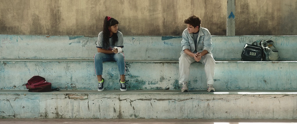 Erik (Matheus Sampaio) e Sheila (Lara Silva) na escola em Laguna | Divulgação/Filmes de Plástico