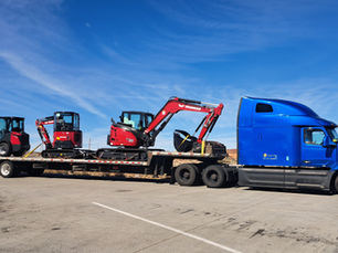 Flatbed trucking is one of the most demanding specialties in the industry. Hauling steel, heavy equipment, construction materials, and oversized freight requires skill, experience, and strong work ethic. For experienced CDL Class A drivers, the biggest factor affecting income isn’t just pay per mile — it’s freight availability. When flatbed freight is strong, drivers stay moving. When it’s weak, trucks sit. Across the United States, certain cities consistently generate massive volumes of open-deck freight because of manufacturing, construction, steel production, agriculture, and energy industries. Below are 12 U.S. cities where flatbed freight demand is consistently strong, making them key hubs for professional drivers hauling flatbed, step deck, and heavy equipment loads.