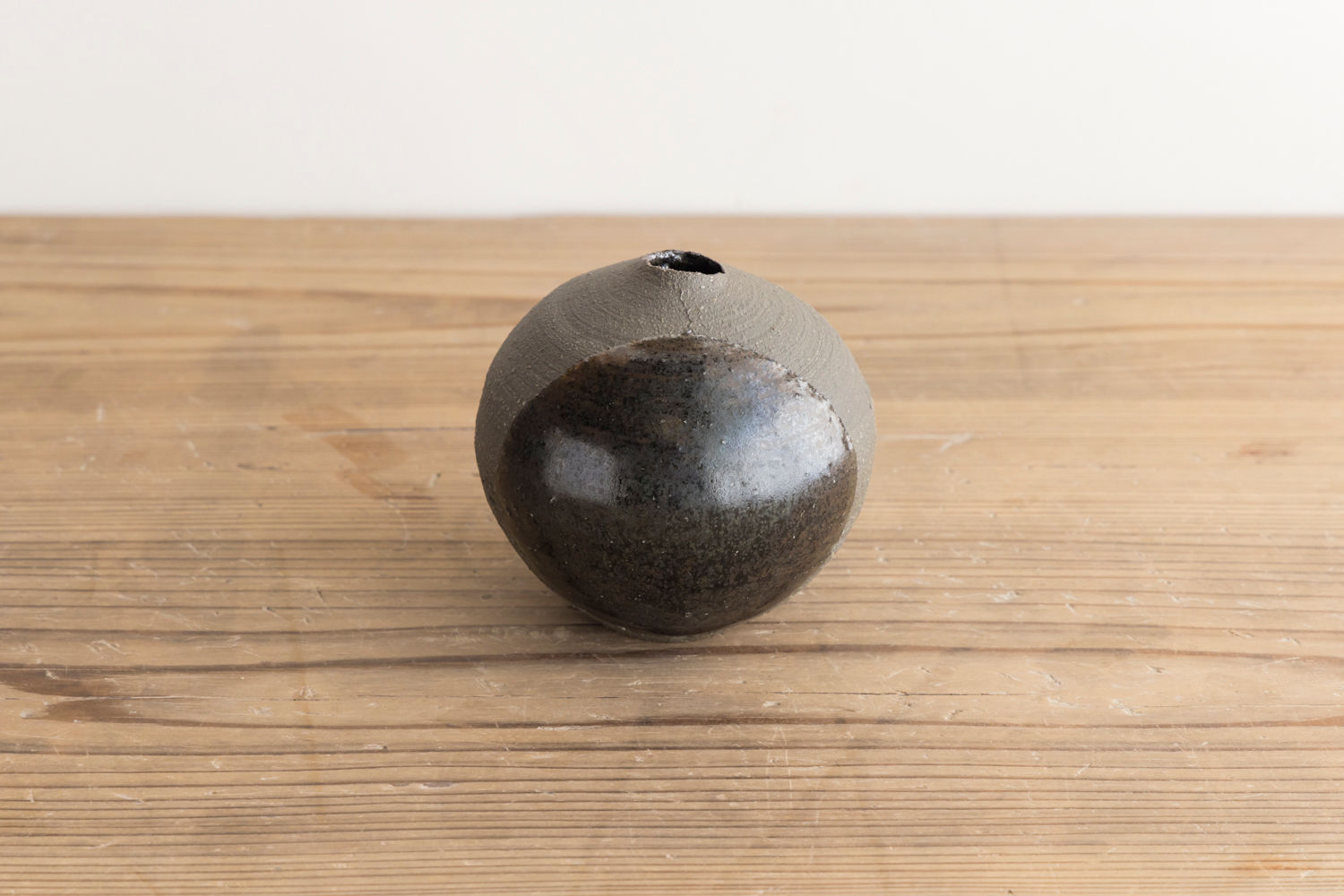 Semi-matt black flower vase