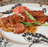 セージの香るサルティンボッカ。仔牛肉の代わりに豚ヒレ肉を使い、ハーブのお皿に盛りつけます