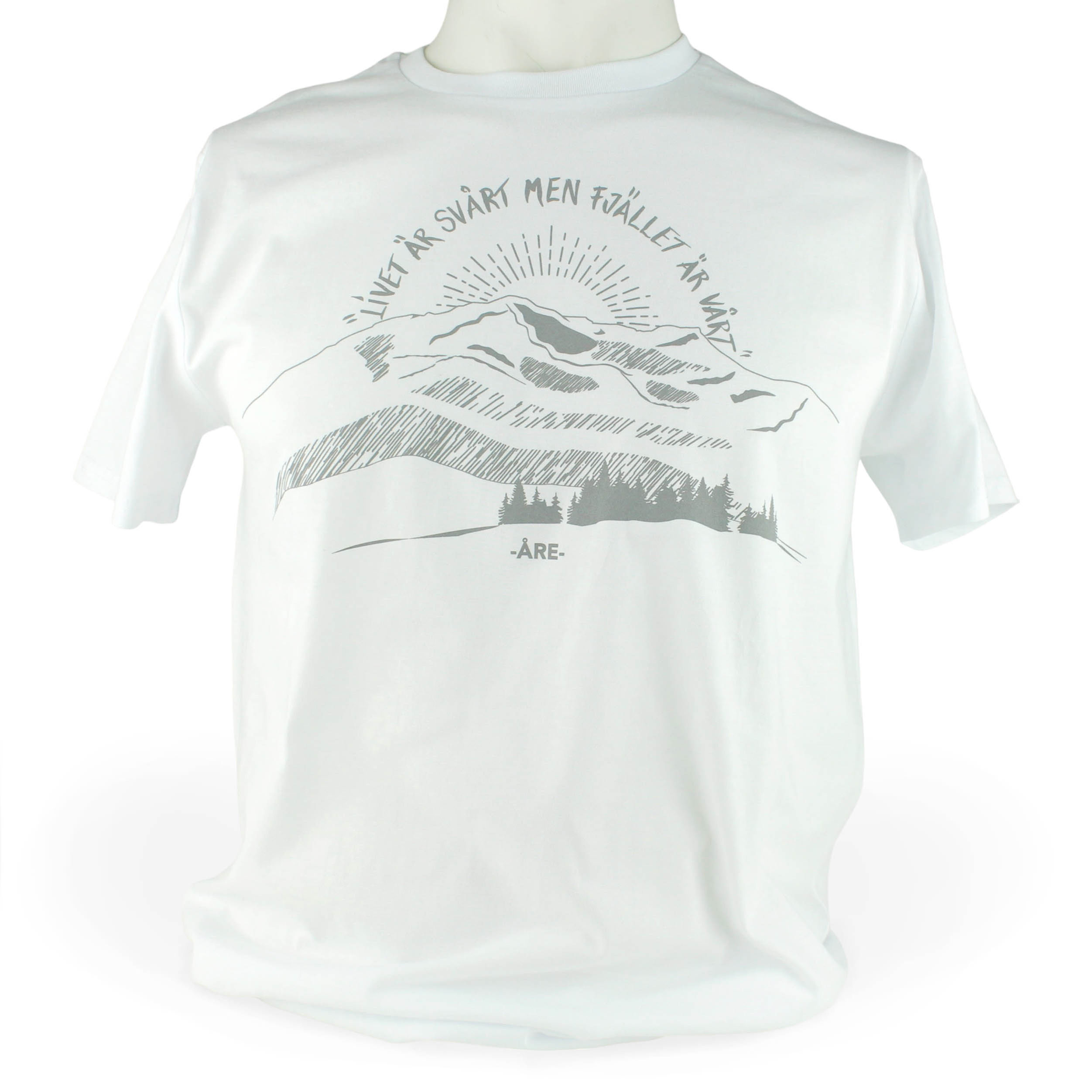 Åre T-shirt i vitt med motiv av Åreskutan och texten "Livet är svårt med fjället är vårt".
