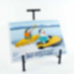 Tecknat kort med motiv av 2 figurer pÄ Storsjön i en kajak och pÄ vattenskoter som inte kommer överens.