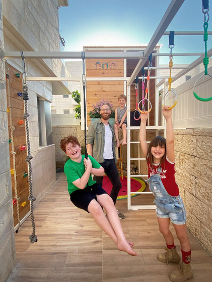 בית עץ לילדים עם מרפסת