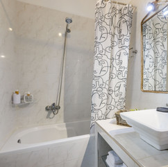 Koukou house bathroom with tub