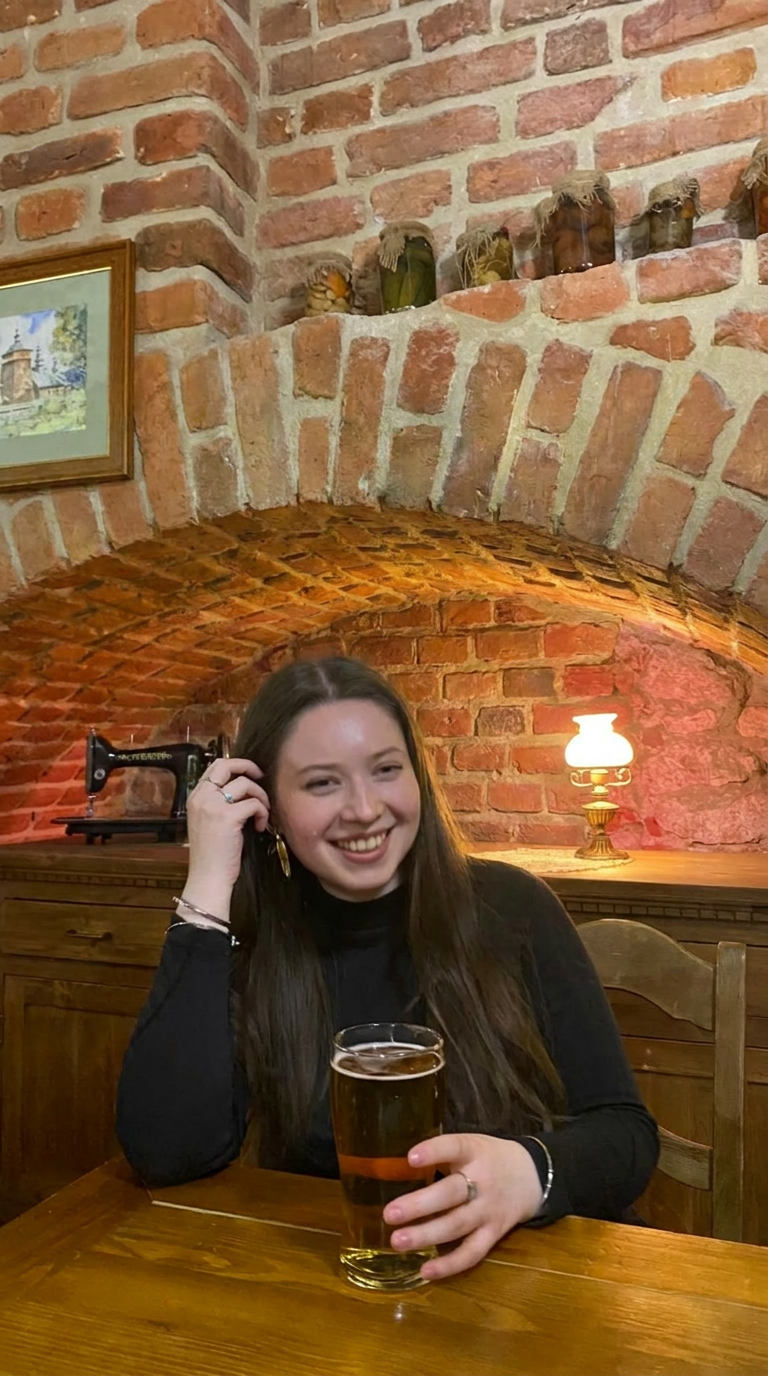 elimina il pino natalizio dietro sul muro e nel vaso.png