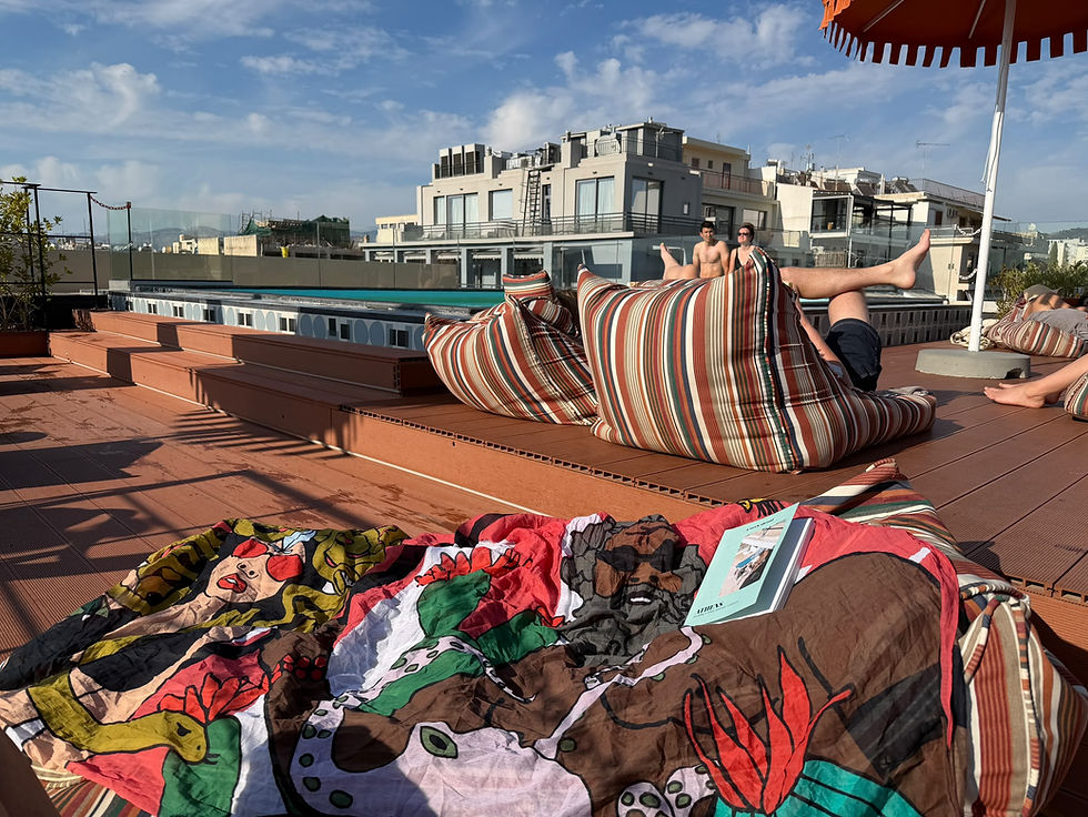 Pareo auf Dackterrasse in Athen