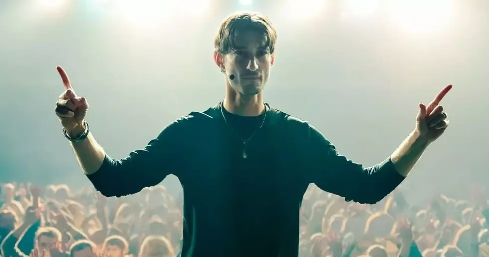 Pierre Niney dans le film "Gourou" (2026)