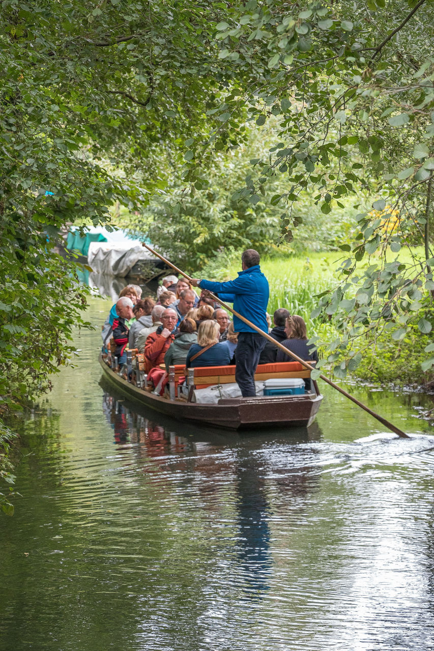 Kahnfahrt mit einer Reisegruppe