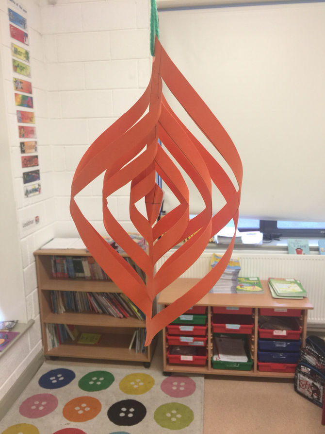Today first class and senior infants made spiral Christmas decorations .