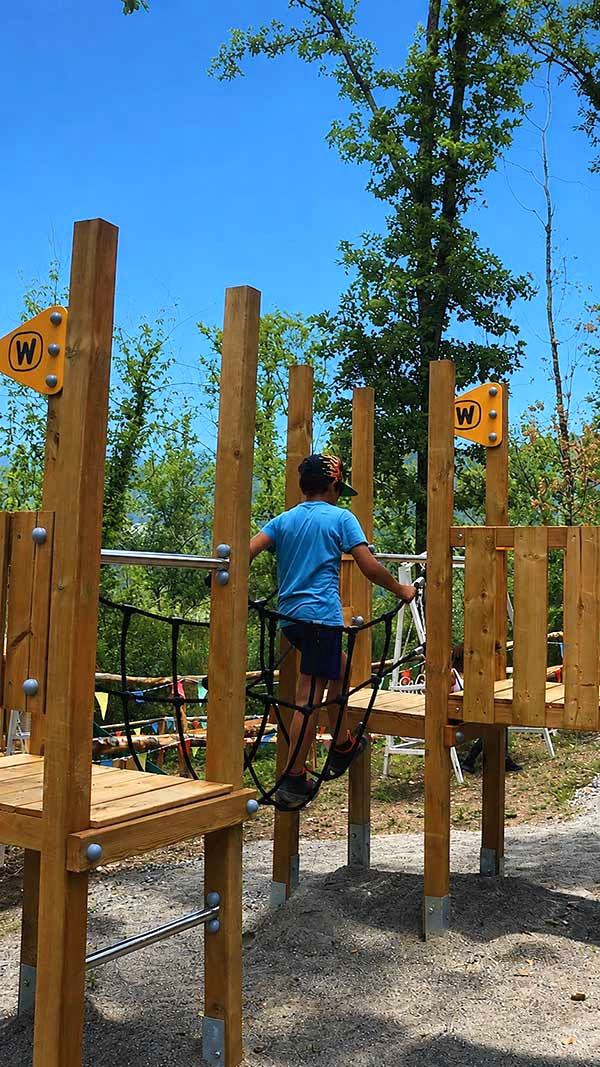 Bambino che gioca ai giochi di abilità all’aria aperta nel Parco Elisir d’Amore in Lunigiana, Toscana, tra percorsi ludici e attività nella natura.INI-I-GIOCHI-DI-ABILITA.jpg
