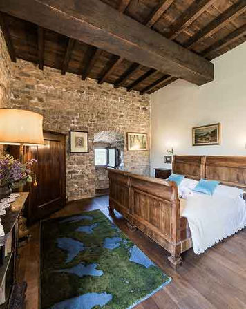 Interno del castello medievale Castel dell'Aquila nel Parco Elisir d'Amore in Toscana