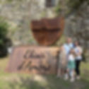 Famiglia davanti al Parco Elisir d'Amore immerso nella natura della Lunigiana Toscana