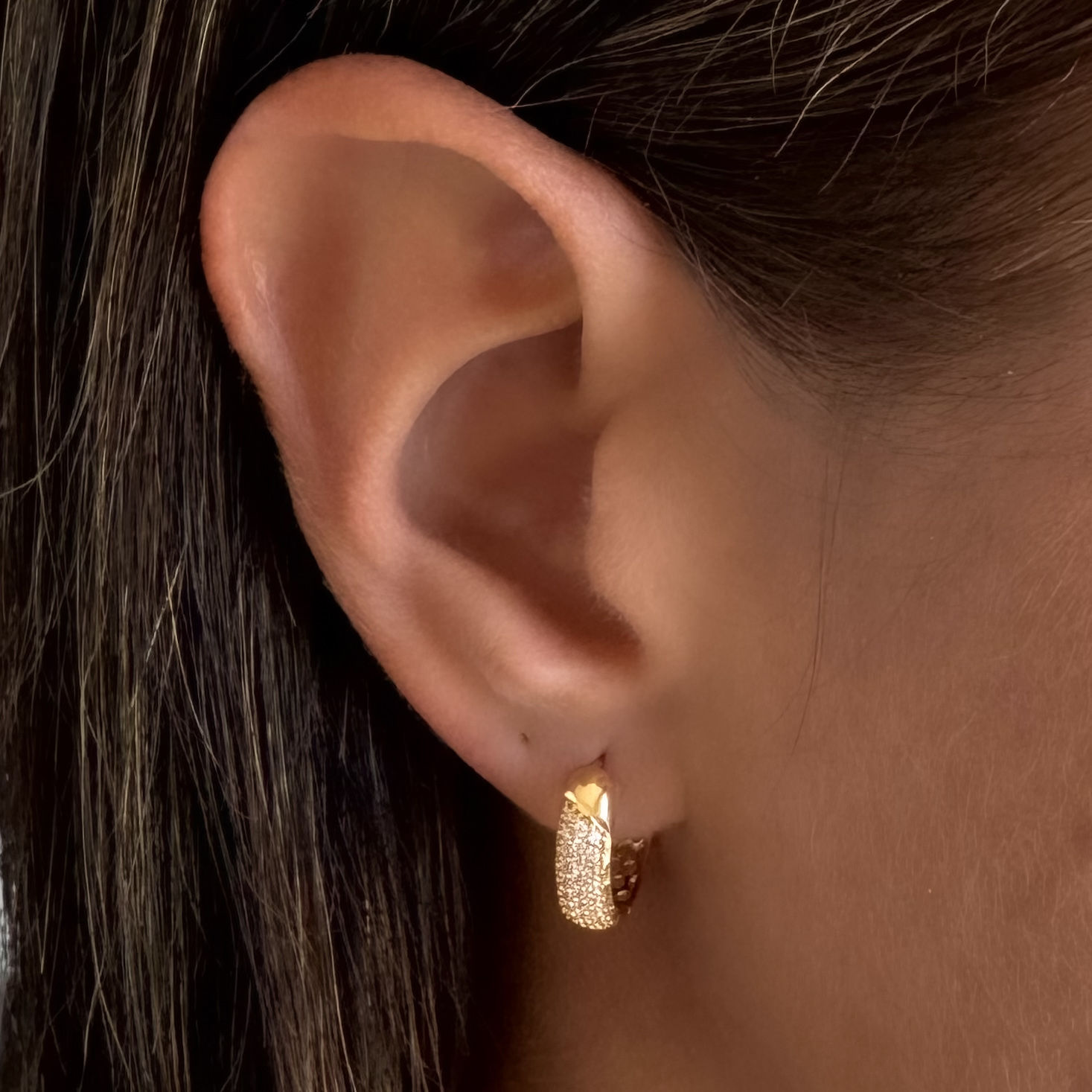 Brinco argola média com zircônias em ouro 18k.