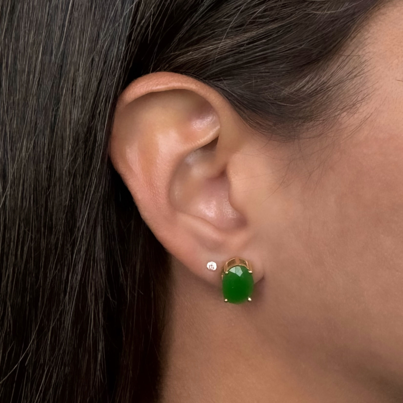 Brinco oval médio jade verde em ouro 18k.