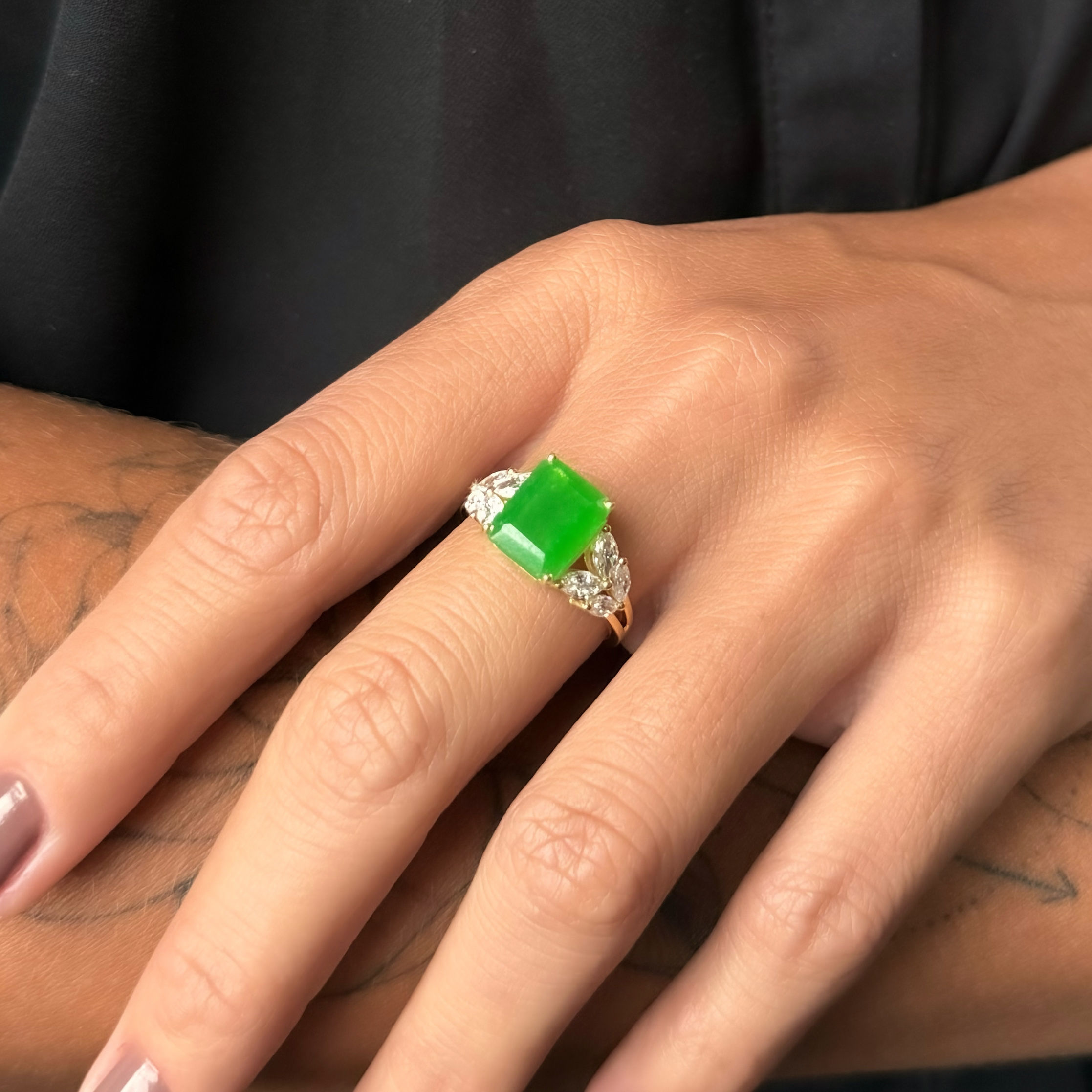 Anel trabalhado pedra quadrada jade verde em ouro 18k.