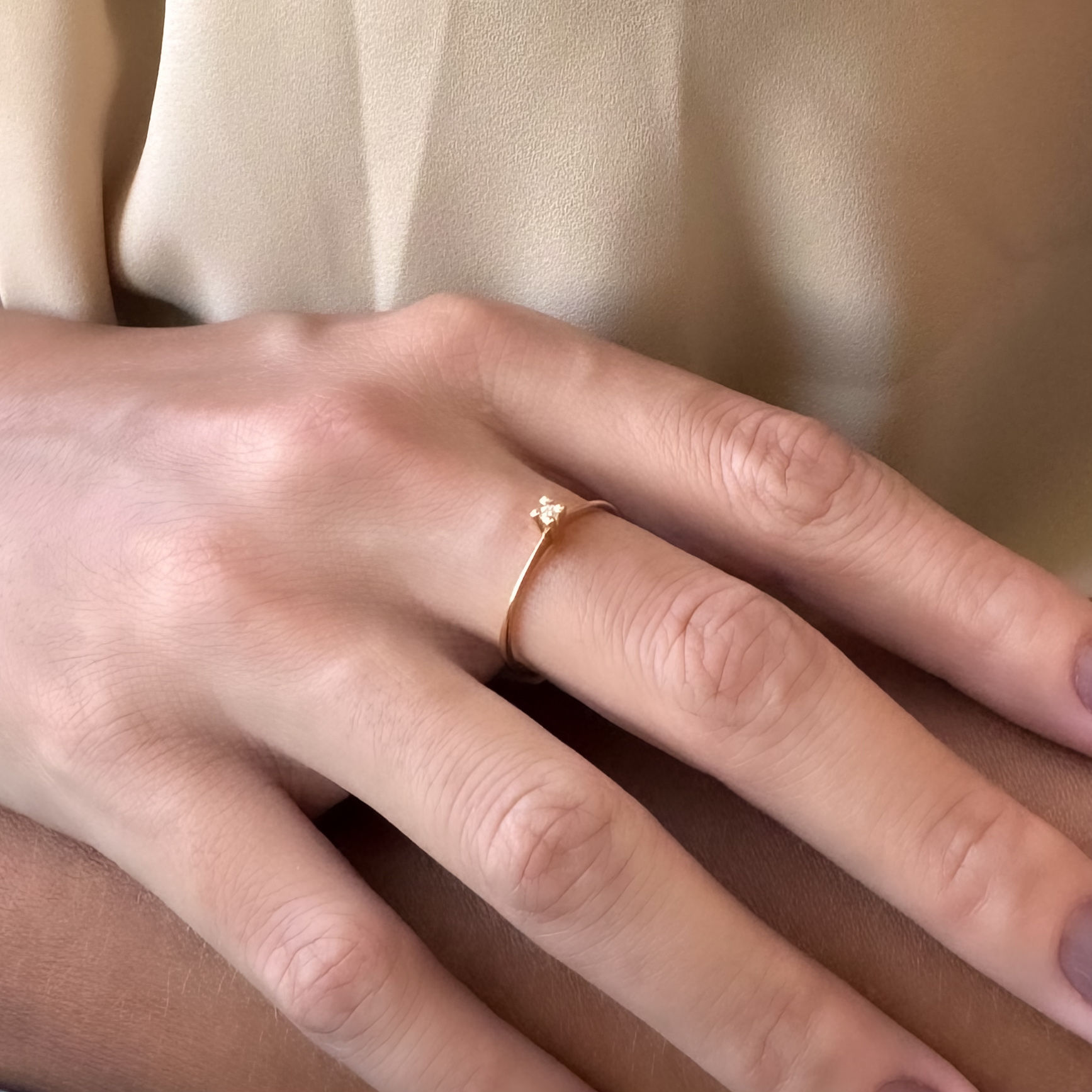 Anel solitário com diamante em ouro 18k.