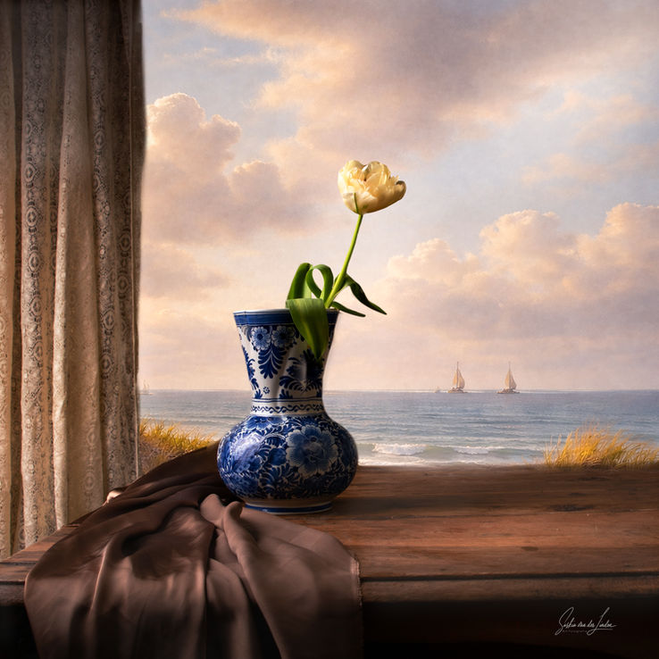 Noortuks licht- stilleven met delftsblauw vaas met tulp en zeezicht bij Noordwijk
serie de zee aan tafel door Saskia van der linden