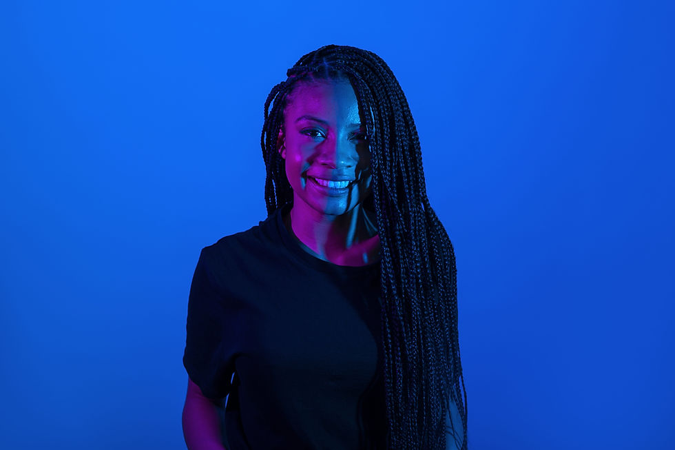 tiro-medio-da-mulher-smiley-que-levanta (1).jpg