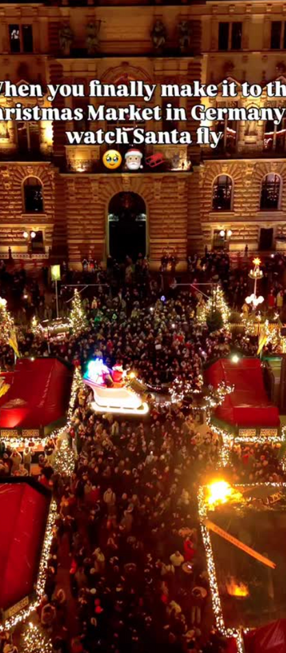 Did you know you can watch Santa fly at Hamburg’s Christmas market? 🥹