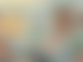 Un chat assis sur un canapé dans une maison